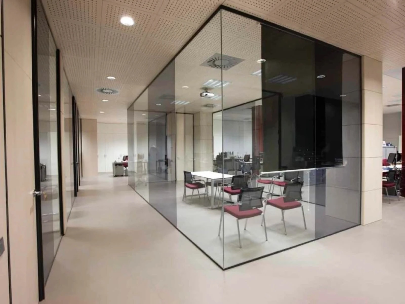 Sala de reuniones separada del resto de la oficina con una mampara de vidrio
