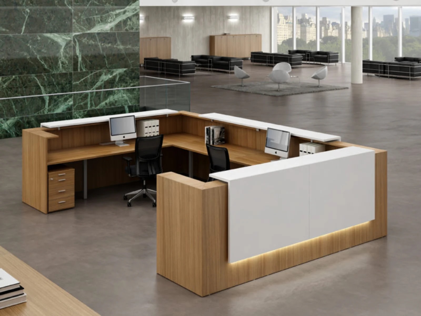 Mostrador de recepción en madera y blanco con zona de espera al fondo