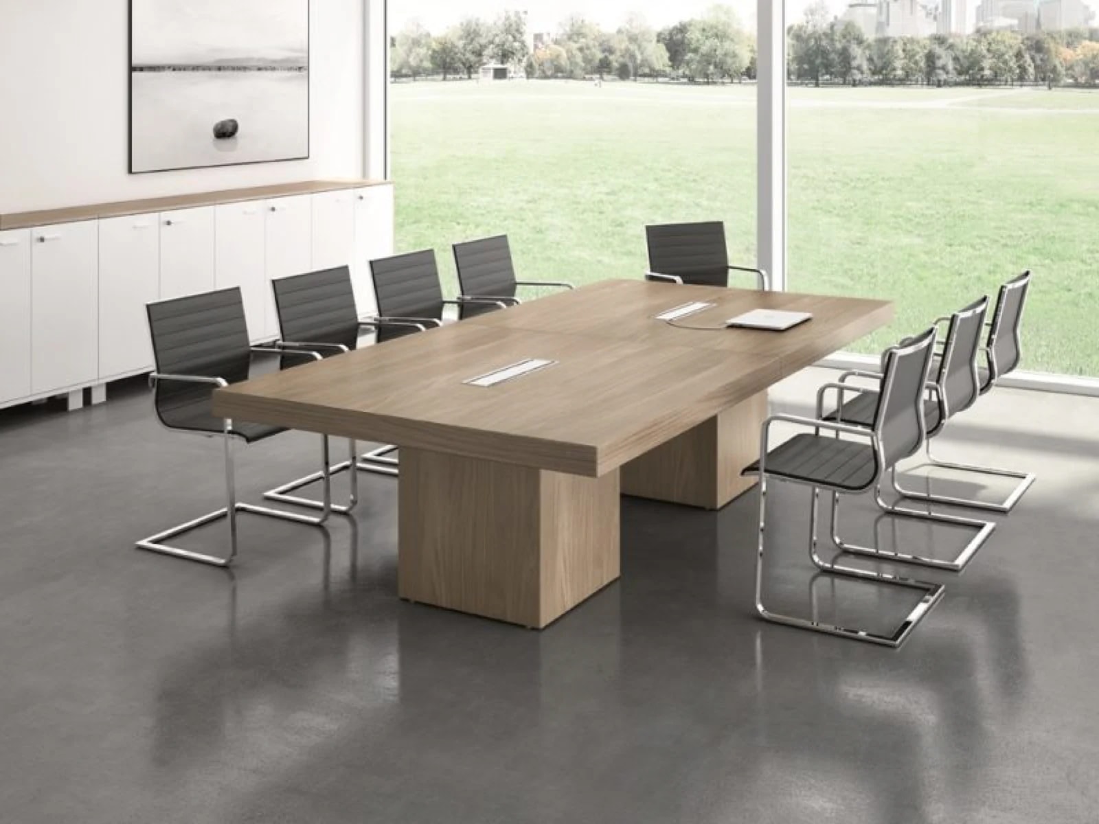 Sala de juntas con mesa de madera, sillería y ventanal