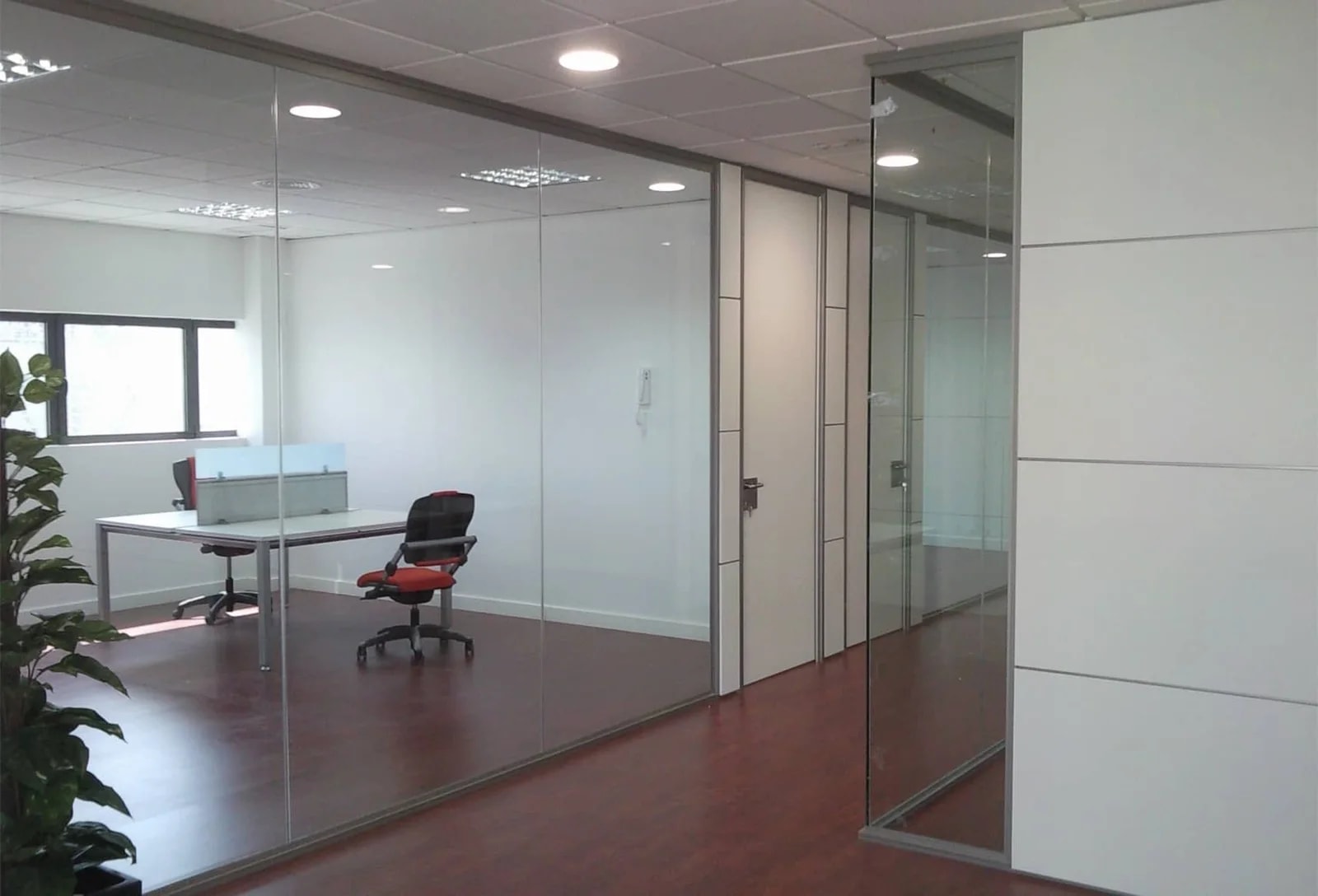 MODELO M-ESPACIO DE MAMPARA VILU-OFIS, TODA CRISTAL TRANSPARENTE LAMINAR DE 5+5, PERFILERIA EN COLOR ALUMINIO, PUERTAS CIEGAS BLANCAS DE SUELO A TECHO CON TARJAS EN LOS ESTREMOS PARA PODER COLOCAR LOS ENCHUFES E INTERRUPTORES Y TECHO DESMONTABLE DE ESCAYOLA DE 60X60