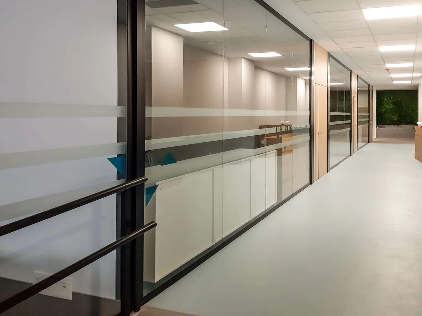 MAMPARAS PARA DESPACHOS REALIZADAS CON MAMPARAS DE VILU-OFIS MODELO M-ESPACIO 2, PERFILERIA EN NEGRO Y CRISTAL ACUSTICO LAMINAR DE 6+6 CON PUERTAS EN MADERA, ALTURA DE LA PUERTA STANDAR CON FIJO DE MADERA EN LA PARTE SUPERIOR, TECHO DE ESCAYOLA DESMONTABLE DE 60X60