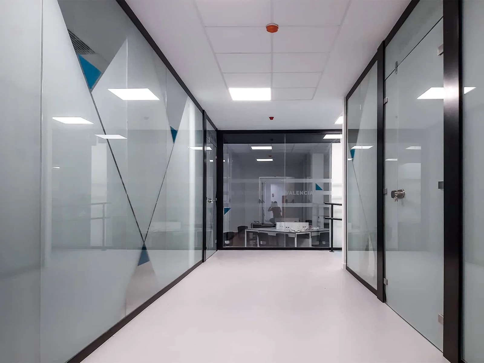 REALIZACION DE MONTAJE DE MAMPARAS PARA OFICINAS CON MAMPARA M-ESPACIO 2 PERFILERIA EN ALUMINIO Y CRISTAL CON VINILO