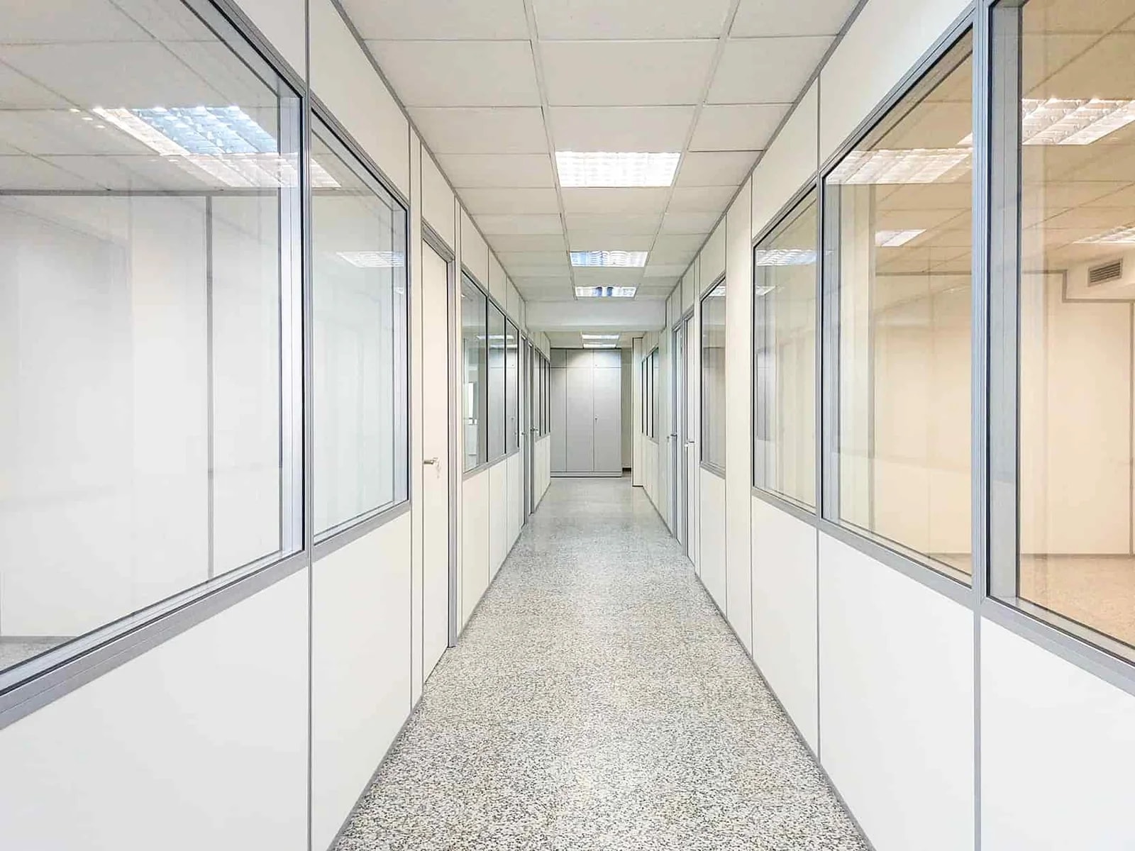 DIVISIONES DE OFICINA REALIZADAS EN MAMPARA DOBLE MODELO M-800, PERFIL EN ALUMINIO Y TABLERO BLANCO, CON TECHO DE ESCAYOLA DESMONTABLE. MODULACION MADERA CON FIBRA DE VIDRIO QUE INSONORIZA - CRISTAL DOBLE - DOBLE MADERA CON FIBRA DE VIDRIO QUE INSONORIAZA