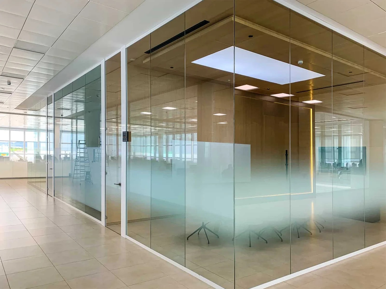 PECERAS PARA SALAS DE REUNIONES Y DESPACHOS REALIZADAS CON MAMPARAS M-ESPACIO 2. PERFILIERIA CON U DE 60 CM. EN LA PARTE SUPERIOR E INFERIOR Y CRISTALES LAMINARES ATESTA CON H DE METRAQUILATO Y ESQUINEROS ATESTA, PUERTAS CON MARCO PARA COLOCAR INTERUPTORES. PUERTAS DE CRISTAL TEMPLADO DE 10 MM. DE SUELO A TECHO