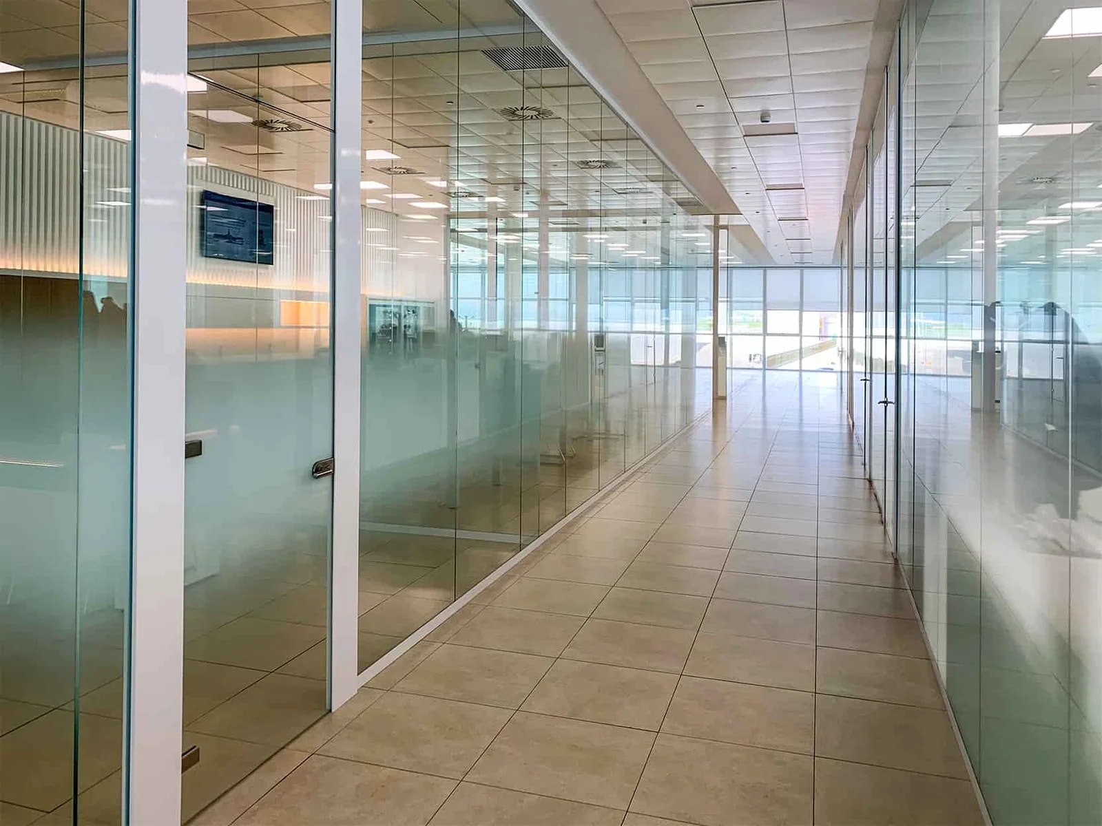 MAMPARAS REALIZADAS CON PERFILERIA M-ESPACIO 2 PARA EMPRESAS QUE QUIERAN APROVECHAR LA LUZ NATURAL EN TODOS SUS DESPACHOS