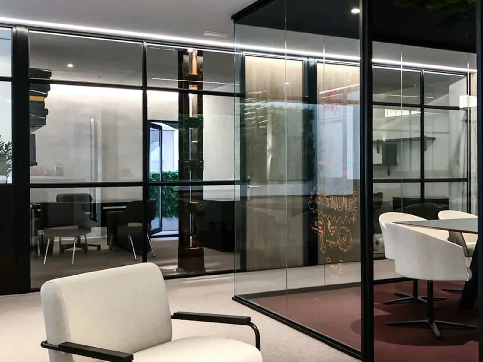 Division de despachos con mampara m-500 sencilla apaisado en cristal y mampara m-espacio de cristal 5+5 transparente de seguridad acustico, perfileria en color negro. Fabricado por vilu-ofis